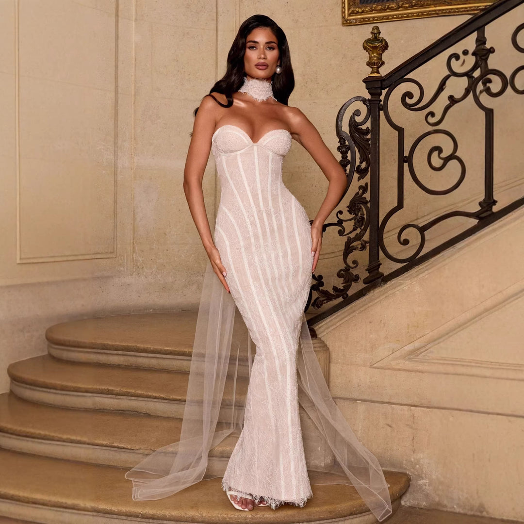 Kvinnors brudklänning med elegant strapless design och lyxig tyllavslutning Mirla-Eva Jonsson