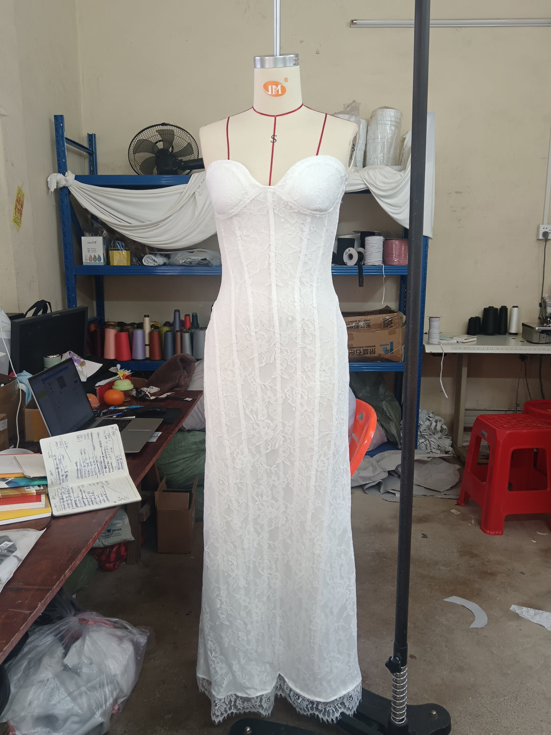 Kvinnors brudklänning med elegant strapless design och lyxig tyllavslutning Mirla-Eva Jonsson