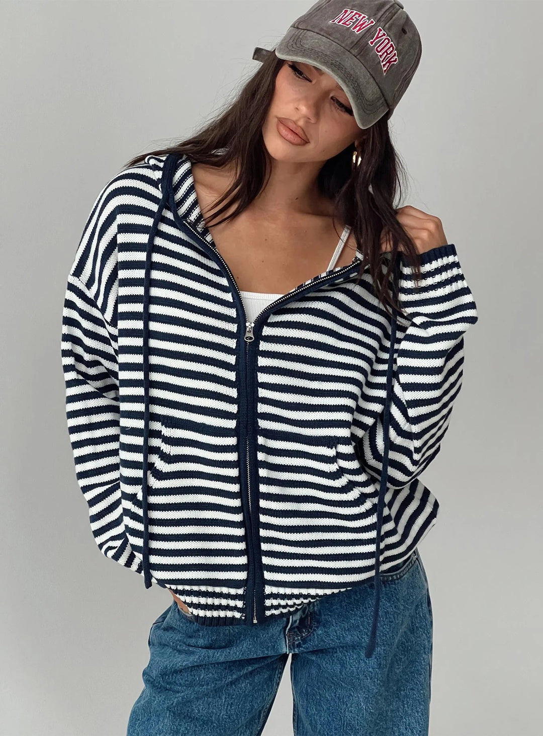 Kvinnors cardigan i randig design med högkvalitativ dragkedja och avslappnad passform-Eva Jonsson