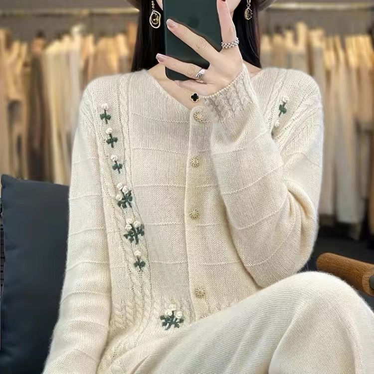 Kvinnors cardigan med blommiga broderier Mirla-Eva Jonsson