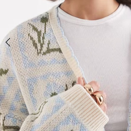 Kvinnors cardigan med blommönster och eleganta detaljer Mirla-Eva Jonsson