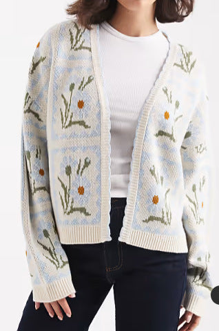 Kvinnors cardigan med blommönster och eleganta detaljer Mirla-Eva Jonsson