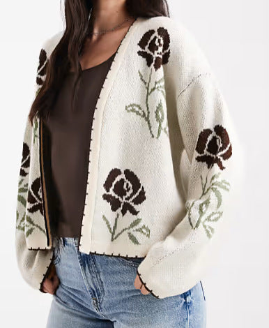 Kvinnors cardigan med blommönster och eleganta detaljer Mirla-Eva Jonsson