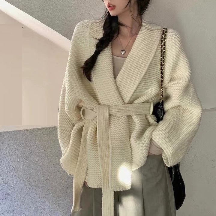 Kvinnors cardigan med bred sjalkrage och praktisk midje-knut Mirla-Eva Jonsson