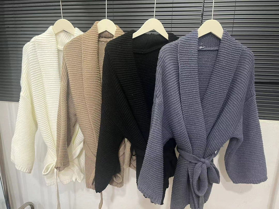 Kvinnors cardigan med bred sjalkrage och praktisk midje-knut Mirla-Eva Jonsson