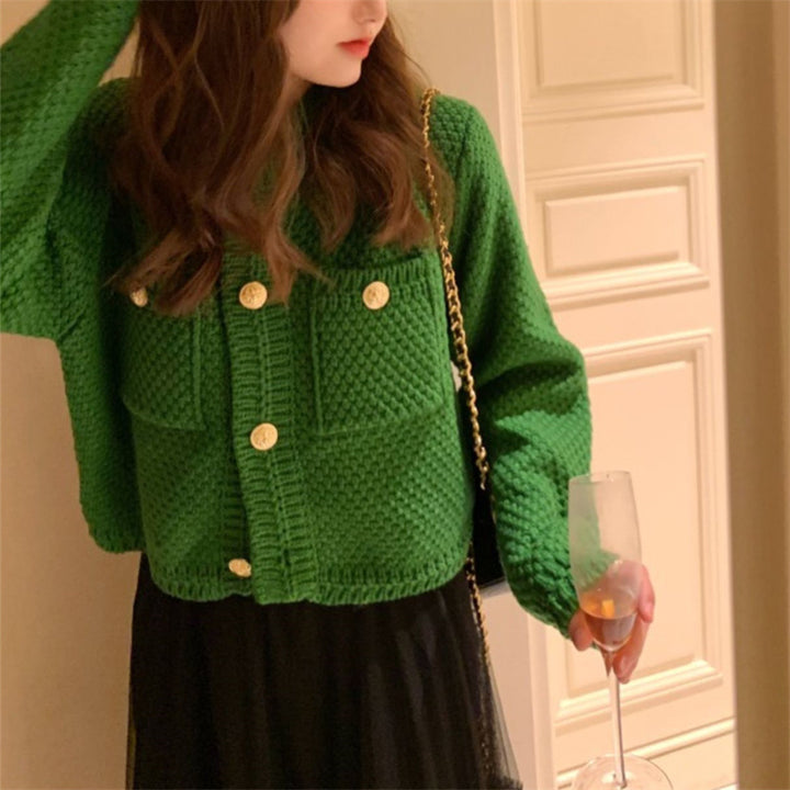 Kvinnors cardigan med dekorativa knappar och texturerad design Mirla-Eva Jonsson