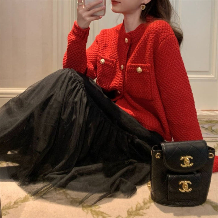 Kvinnors cardigan med dekorativa knappar och texturerad design Mirla-Eva Jonsson