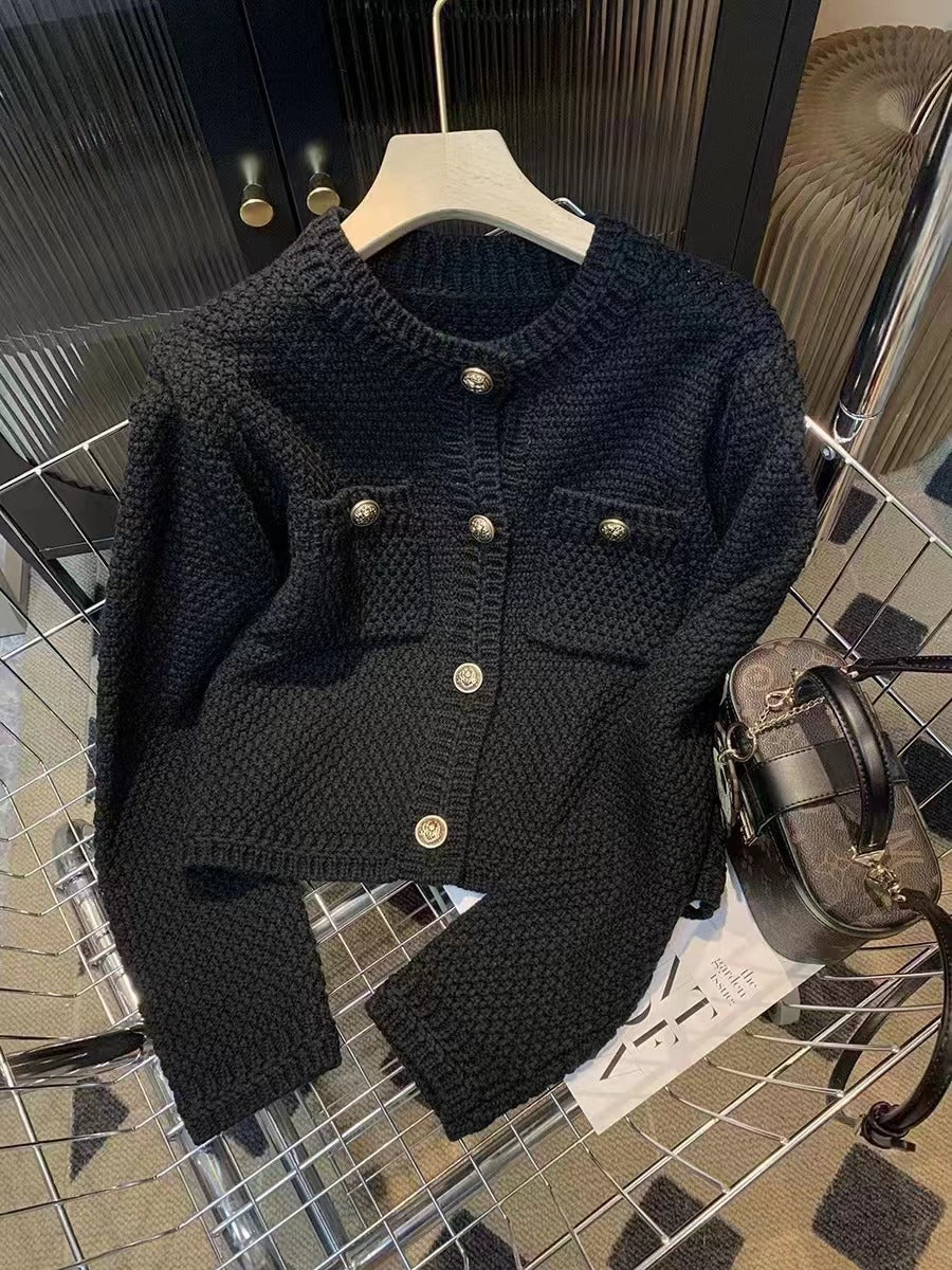 Kvinnors cardigan med dekorativa knappar och texturerad design Mirla-Eva Jonsson