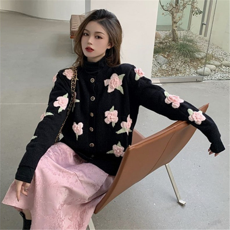 Kvinnors cardigan med detaljerat blommönster och knappstängning Mirla-Eva Jonsson