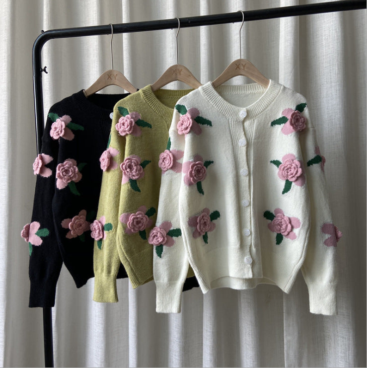 Kvinnors cardigan med detaljerat blommönster och knappstängning Mirla-Eva Jonsson