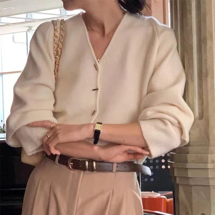 Kvinnors cardigan med djup V-ringning och eleganta knappar Mirla-Eva Jonsson