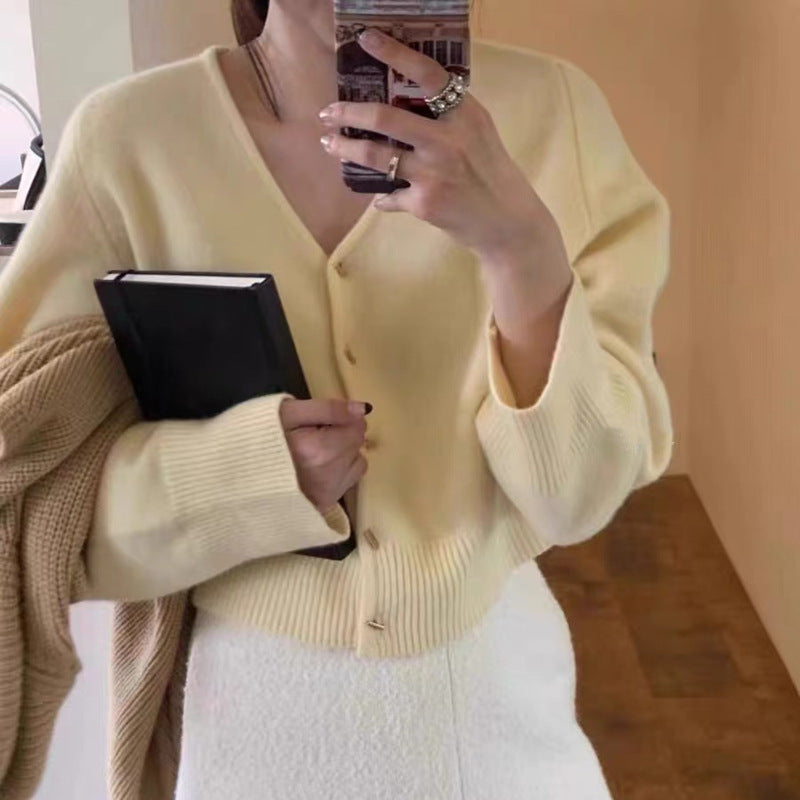 Kvinnors cardigan med djup V-ringning och eleganta knappar Mirla-Eva Jonsson
