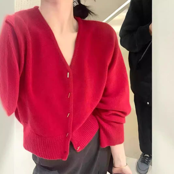 Kvinnors cardigan med djup V-ringning och eleganta knappar Mirla-Eva Jonsson
