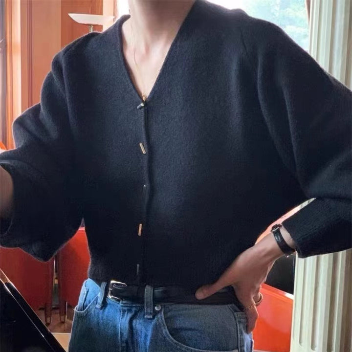 Kvinnors cardigan med djup V-ringning och eleganta knappar Mirla-Eva Jonsson
