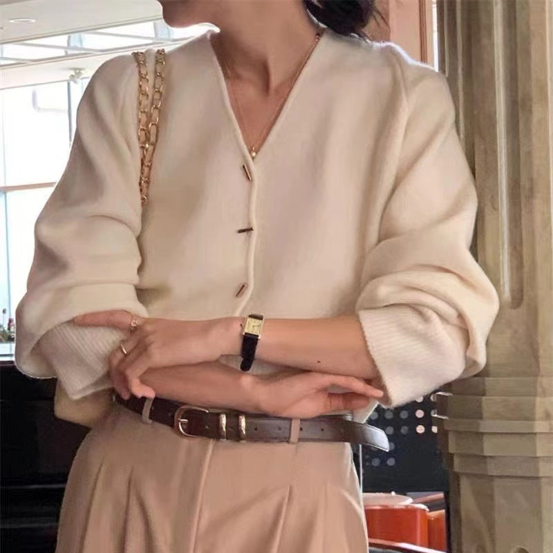 Kvinnors cardigan med djup V-ringning och eleganta knappar Mirla-Eva Jonsson