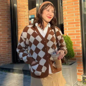 Kvinnors cardigan med elegant diamantmönster och hjärtknappar Mirla-Eva Jonsson