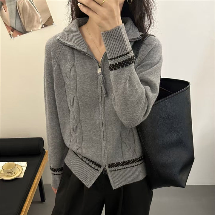 Kvinnors cardigan med elegant dragkedja och texturerat kabelmönster Mirla-Eva Jonsson