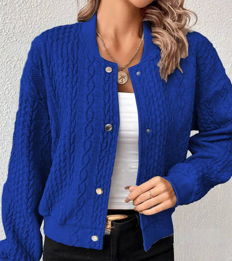 Kvinnors cardigan med elegant kabelstickat mönster och tryckknappsstängning Mirla-Eva Jonsson