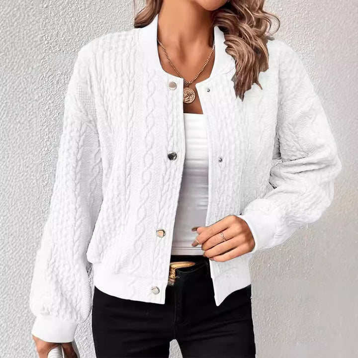 Kvinnors cardigan med elegant kabelstickat mönster och tryckknappsstängning Mirla-Eva Jonsson