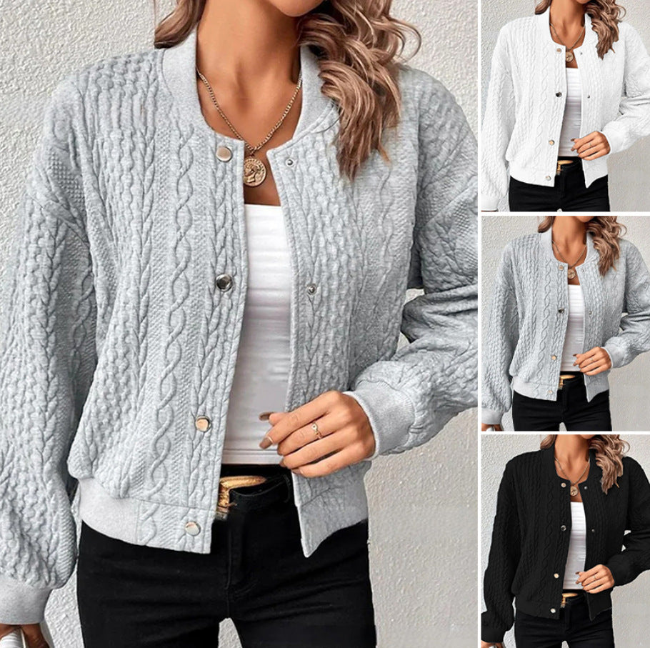 Kvinnors cardigan med elegant kabelstickat mönster och tryckknappsstängning Mirla-Eva Jonsson