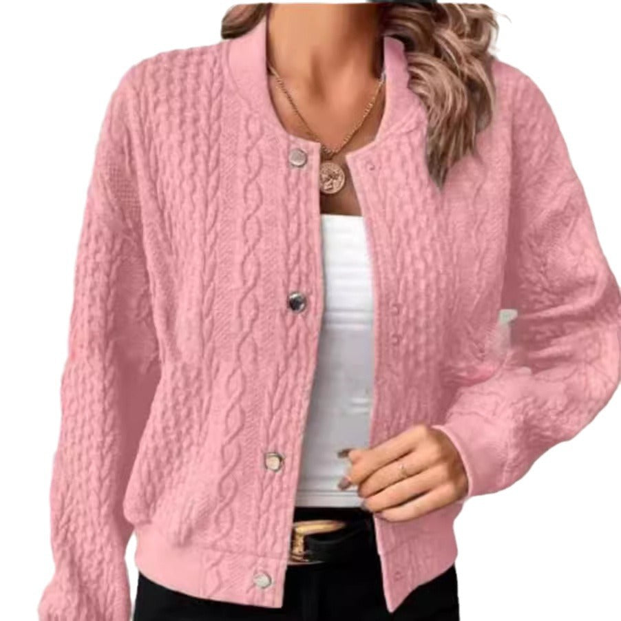 Kvinnors cardigan med elegant kabelstickat mönster och tryckknappsstängning Mirla-Eva Jonsson