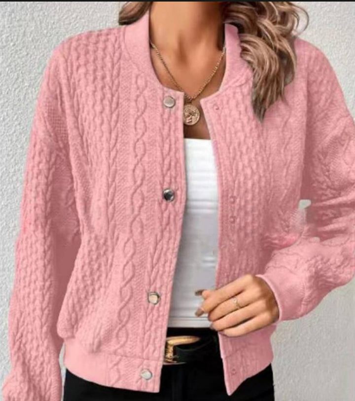 Kvinnors cardigan med elegant kabelstickat mönster och tryckknappsstängning Mirla-Eva Jonsson