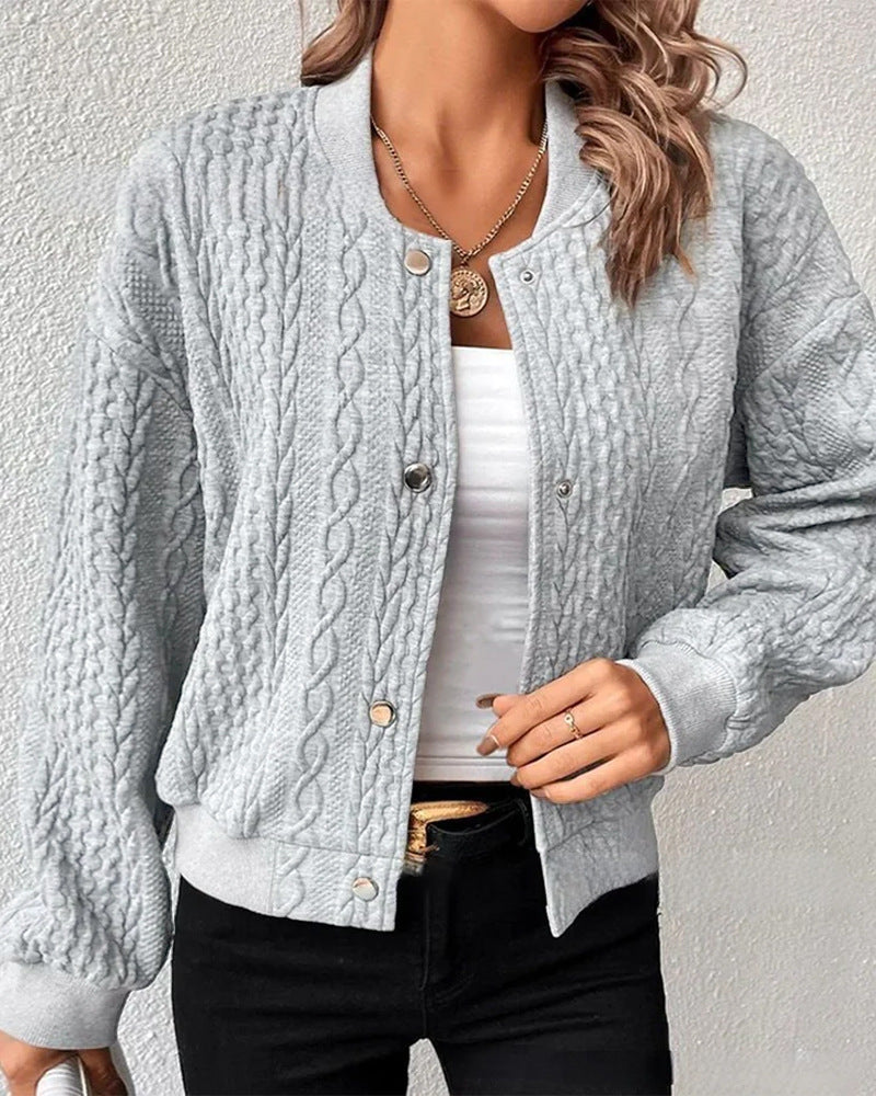 Kvinnors cardigan med elegant kabelstickat mönster och tryckknappsstängning Mirla-Eva Jonsson