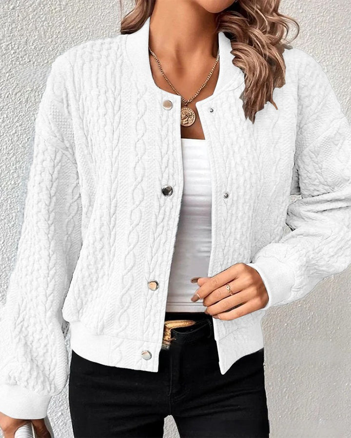 Kvinnors cardigan med elegant kabelstickat mönster och tryckknappsstängning Mirla-Eva Jonsson