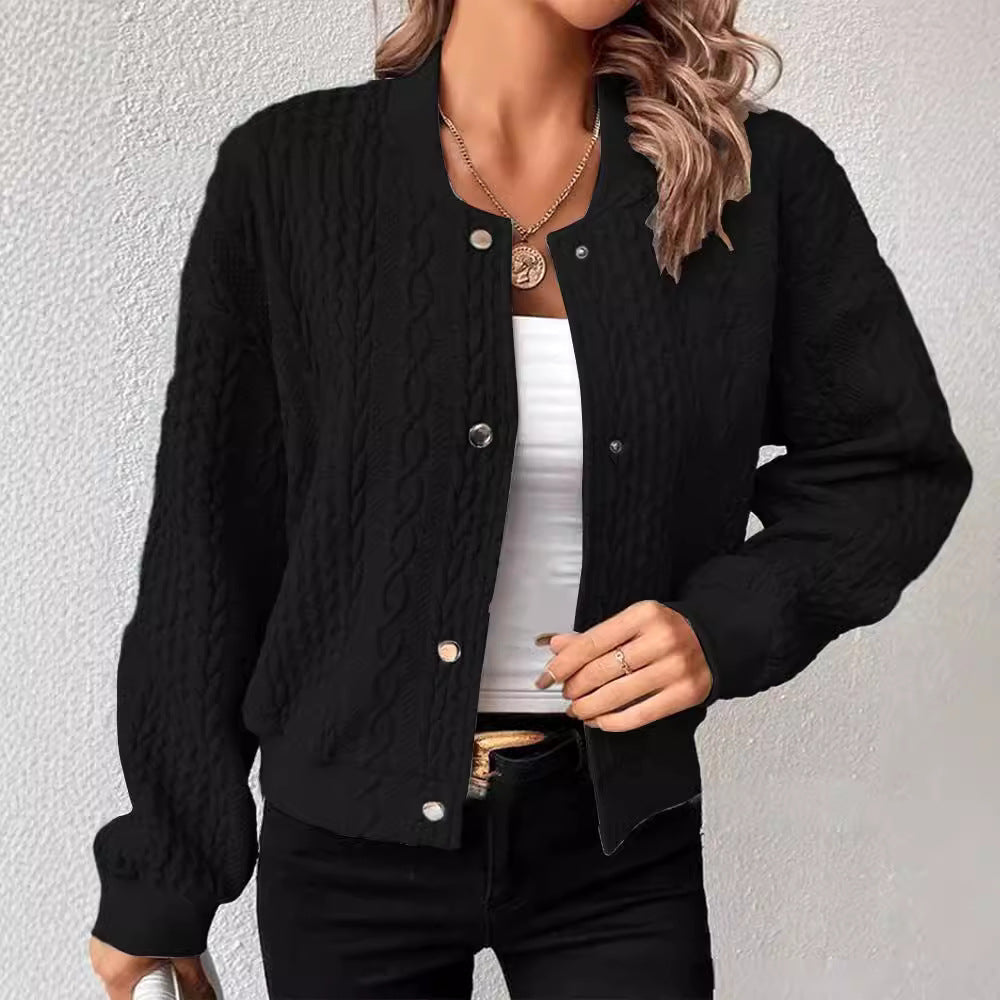 Kvinnors cardigan med elegant kabelstickat mönster och tryckknappsstängning Mirla-Eva Jonsson