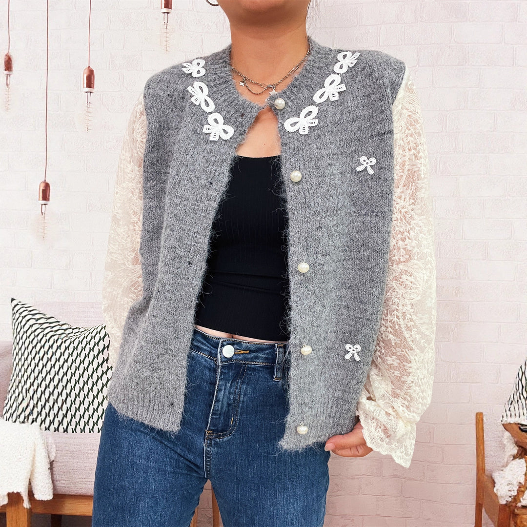 Kvinnors cardigan med elegant spets och pärlprydda knappar Mirla-Eva Jonsson