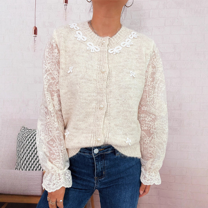 Kvinnors cardigan med elegant spets och pärlprydda knappar Mirla-Eva Jonsson