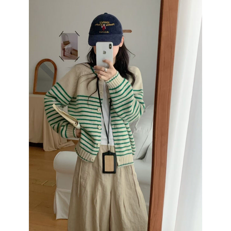 Kvinnors cardigan med färgglad randig mönster och knäppbar design Mirla-Eva Jonsson