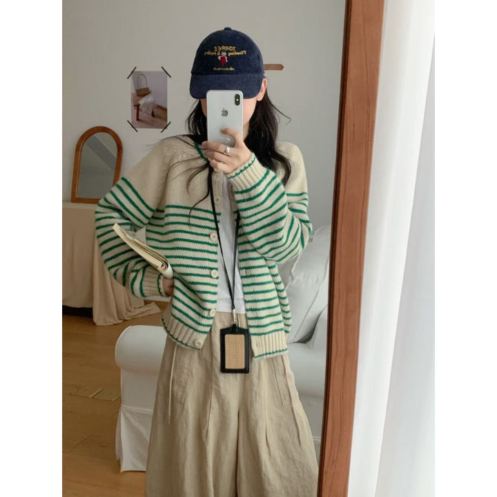 Kvinnors cardigan med färgglad randig mönster och knäppbar design Mirla-Eva Jonsson