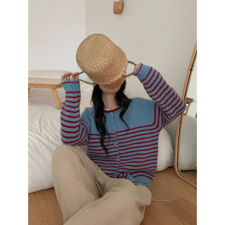 Kvinnors cardigan med färgglad randig mönster och knäppbar design Mirla-Eva Jonsson