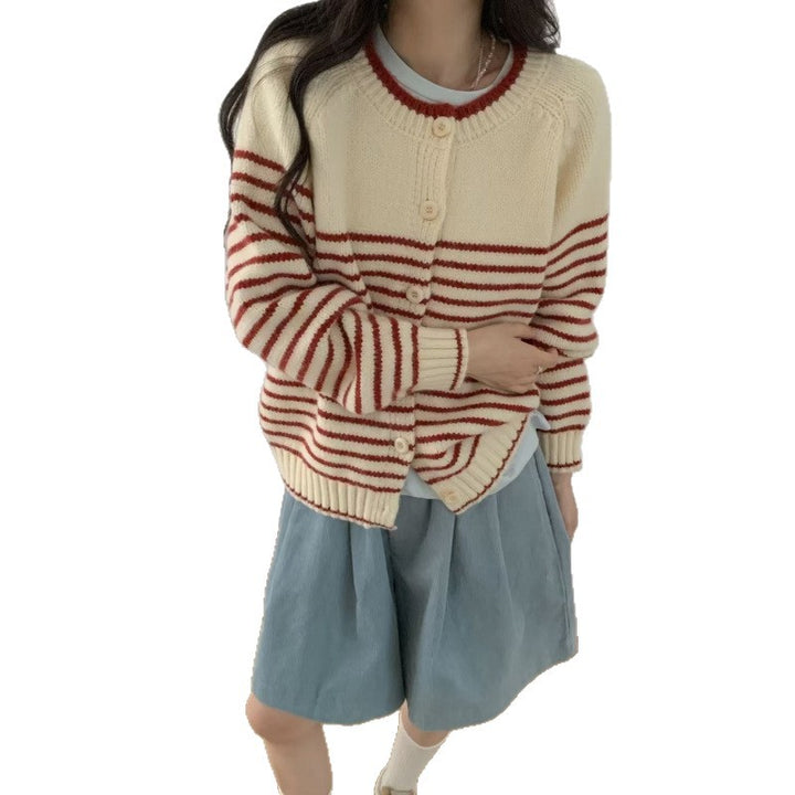 Kvinnors cardigan med färgglad randig mönster och knäppbar design Mirla-Eva Jonsson