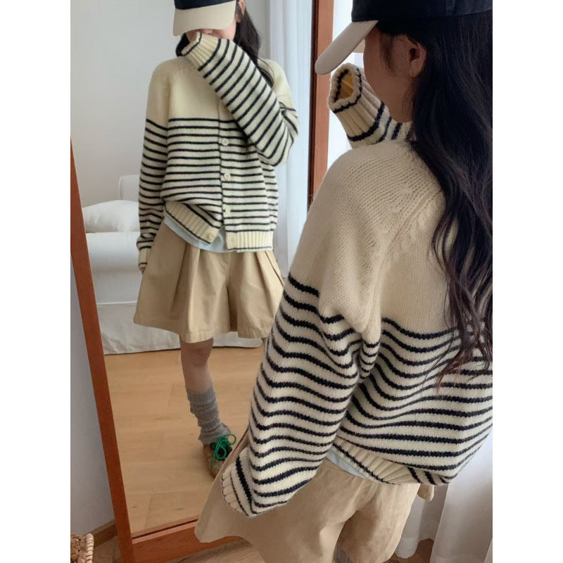 Kvinnors cardigan med färgglad randig mönster och knäppbar design Mirla-Eva Jonsson