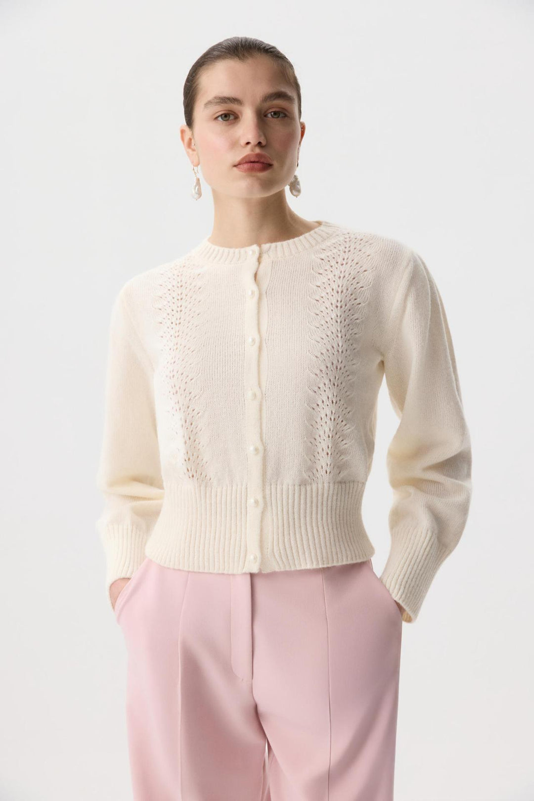 Kvinnors cardigan med fint spetsmönster och eleganta knappar Mirla-Eva Jonsson
