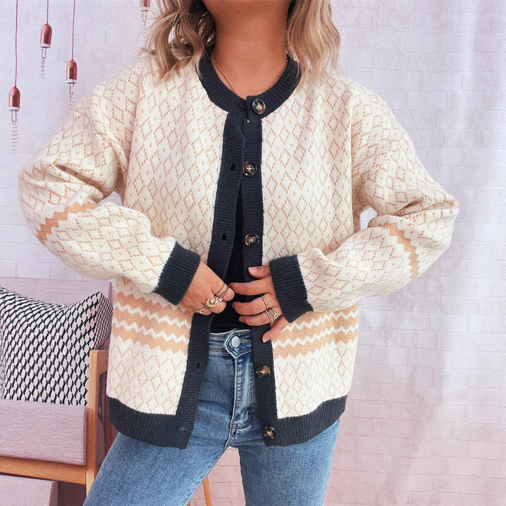 Kvinnors cardigan med geometriskt mönster och eleganta knapputsmyckningar Mirla-Eva Jonsson