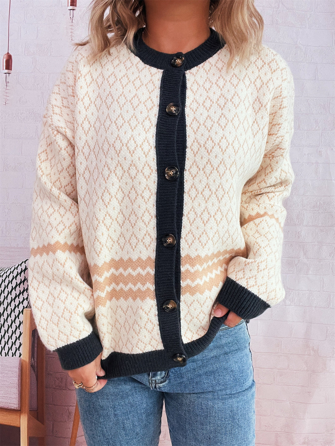 Kvinnors cardigan med geometriskt mönster och eleganta knapputsmyckningar Mirla-Eva Jonsson