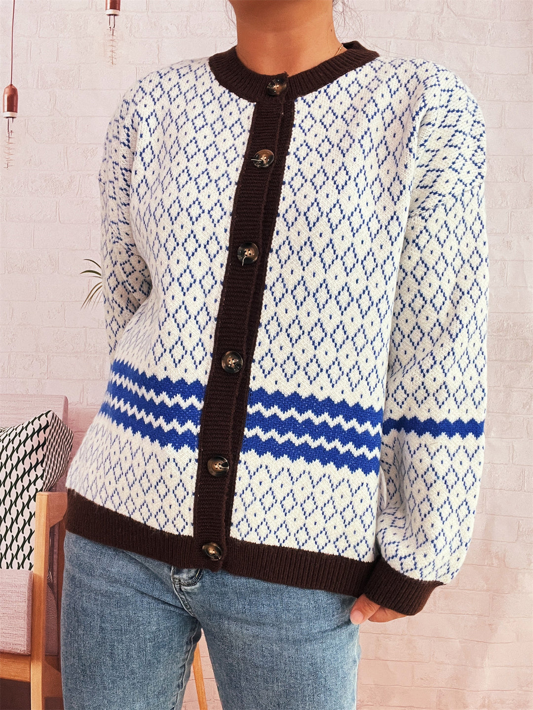 Kvinnors cardigan med geometriskt mönster och eleganta knapputsmyckningar Mirla-Eva Jonsson