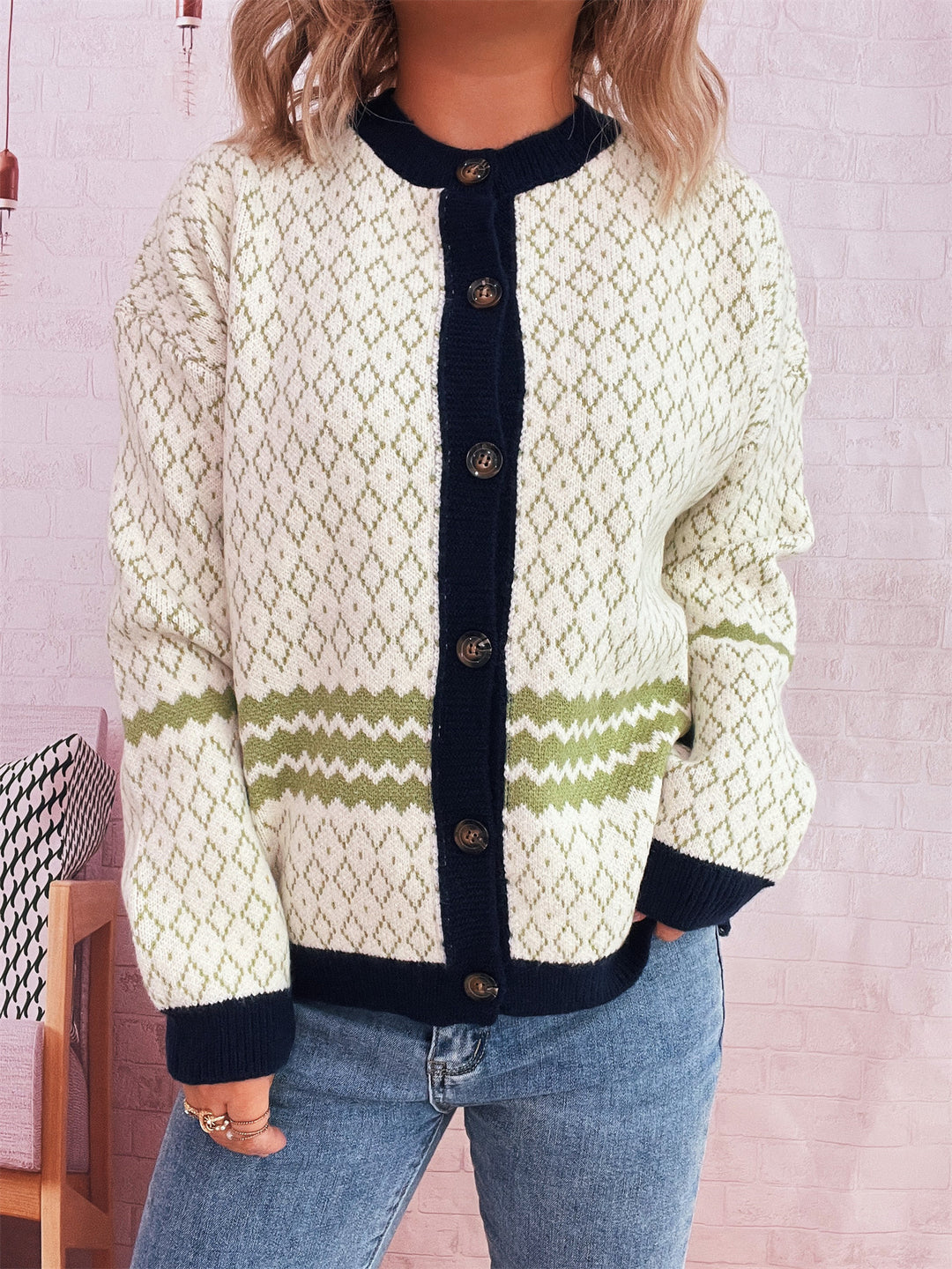 Kvinnors cardigan med geometriskt mönster och eleganta knapputsmyckningar Mirla-Eva Jonsson