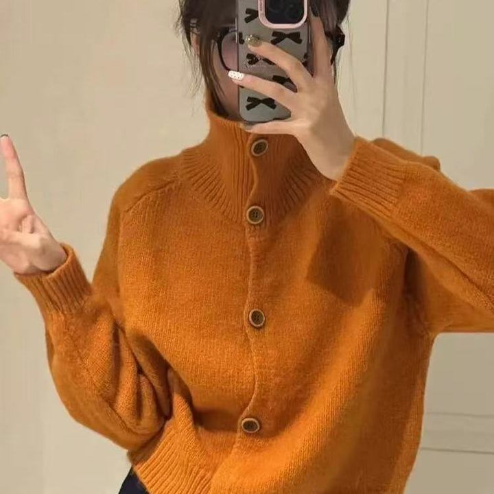 Kvinnors cardigan med hög krage och knappdetaljer Mirla-Eva Jonsson