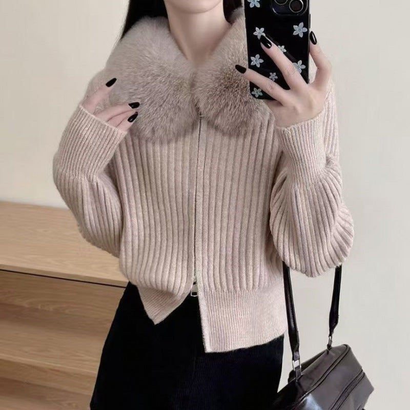 Kvinnors cardigan med högkvalitativt faux fur-krage och elegant ribbad struktur Mirla-Eva Jonsson