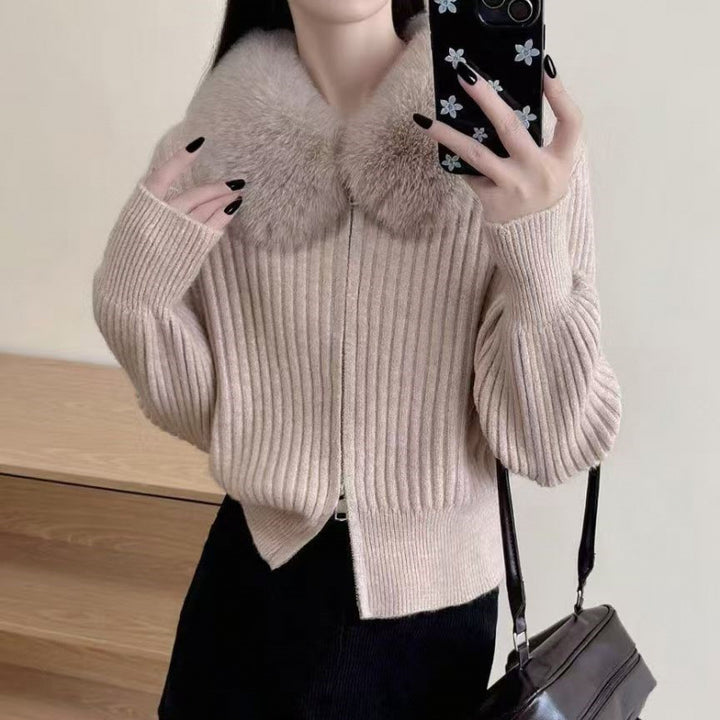 Kvinnors cardigan med högkvalitativt faux fur-krage och elegant ribbad struktur Mirla-Eva Jonsson