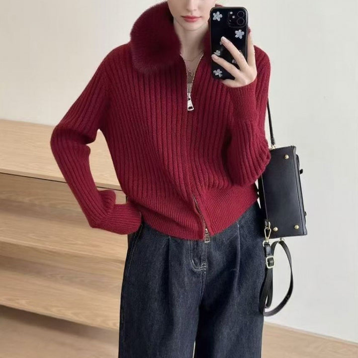 Kvinnors cardigan med högkvalitativt faux fur-krage och elegant ribbad struktur Mirla-Eva Jonsson