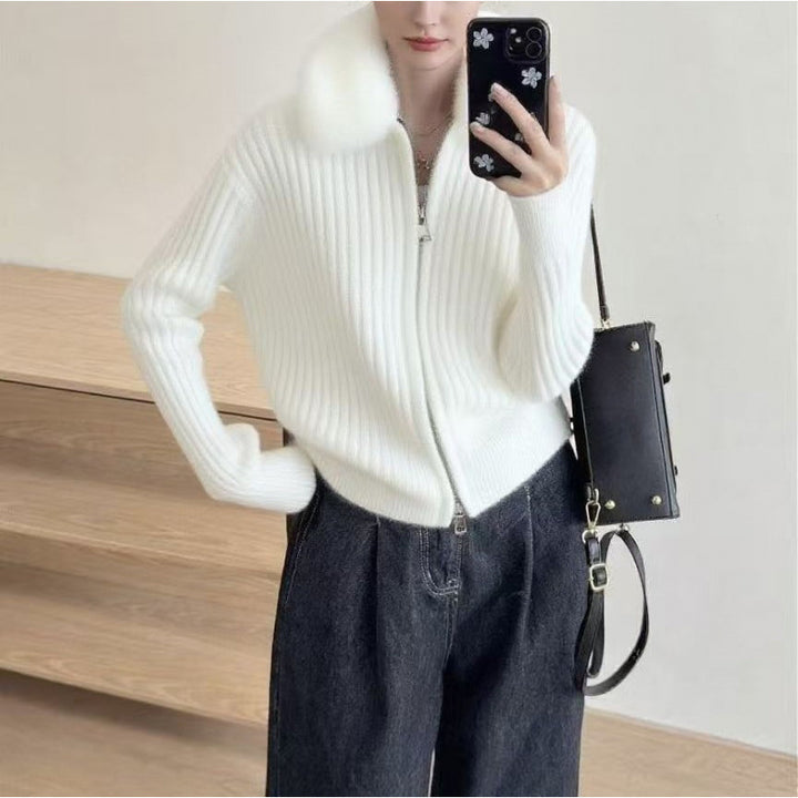 Kvinnors cardigan med högkvalitativt faux fur-krage och elegant ribbad struktur Mirla-Eva Jonsson