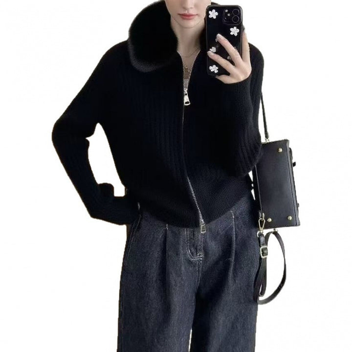 Kvinnors cardigan med högkvalitativt faux fur-krage och elegant ribbad struktur Mirla-Eva Jonsson