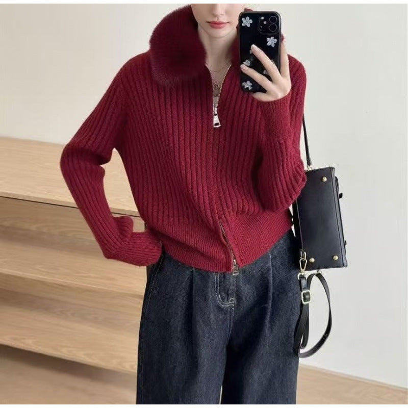 Kvinnors cardigan med högkvalitativt faux fur-krage och elegant ribbad struktur Mirla-Eva Jonsson