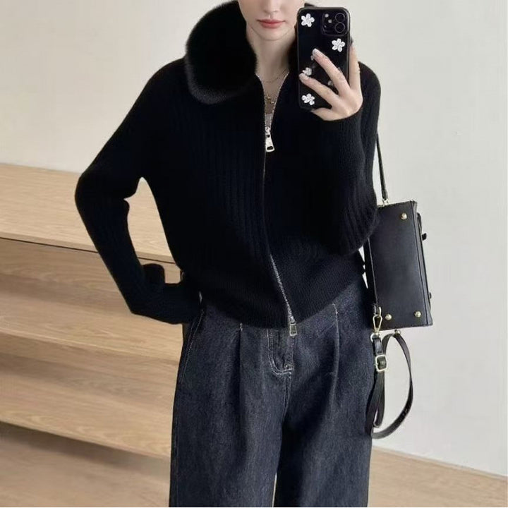 Kvinnors cardigan med högkvalitativt faux fur-krage och elegant ribbad struktur Mirla-Eva Jonsson