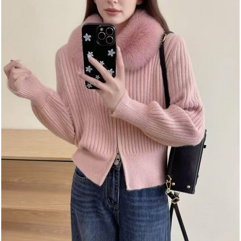 Kvinnors cardigan med högkvalitativt faux fur-krage och elegant ribbad struktur Mirla-Eva Jonsson
